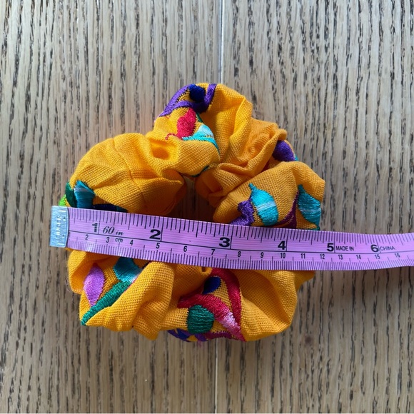 Scrunchie Embroidered - NEW - Picture 2 of 3